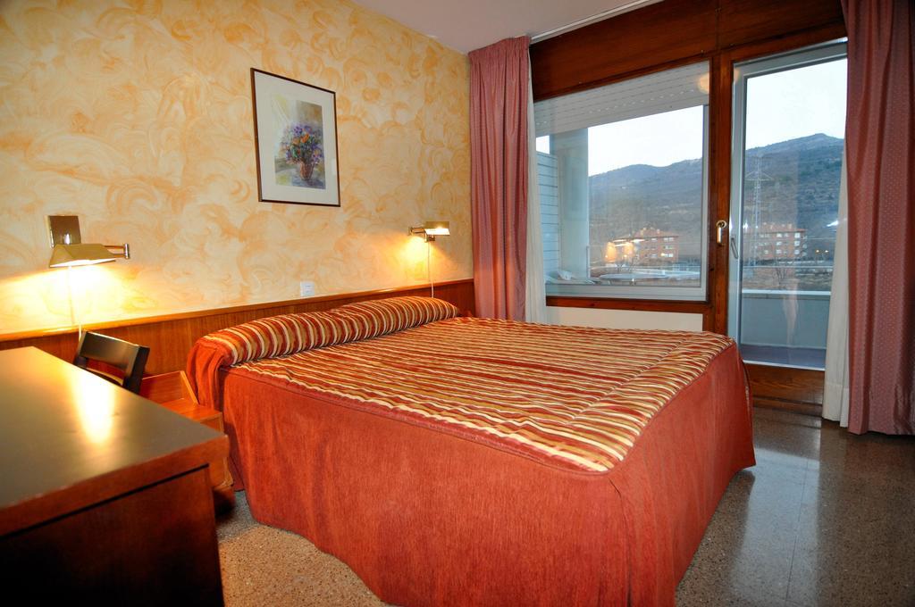 Hotel Sole Pobla de Segur Quarto foto