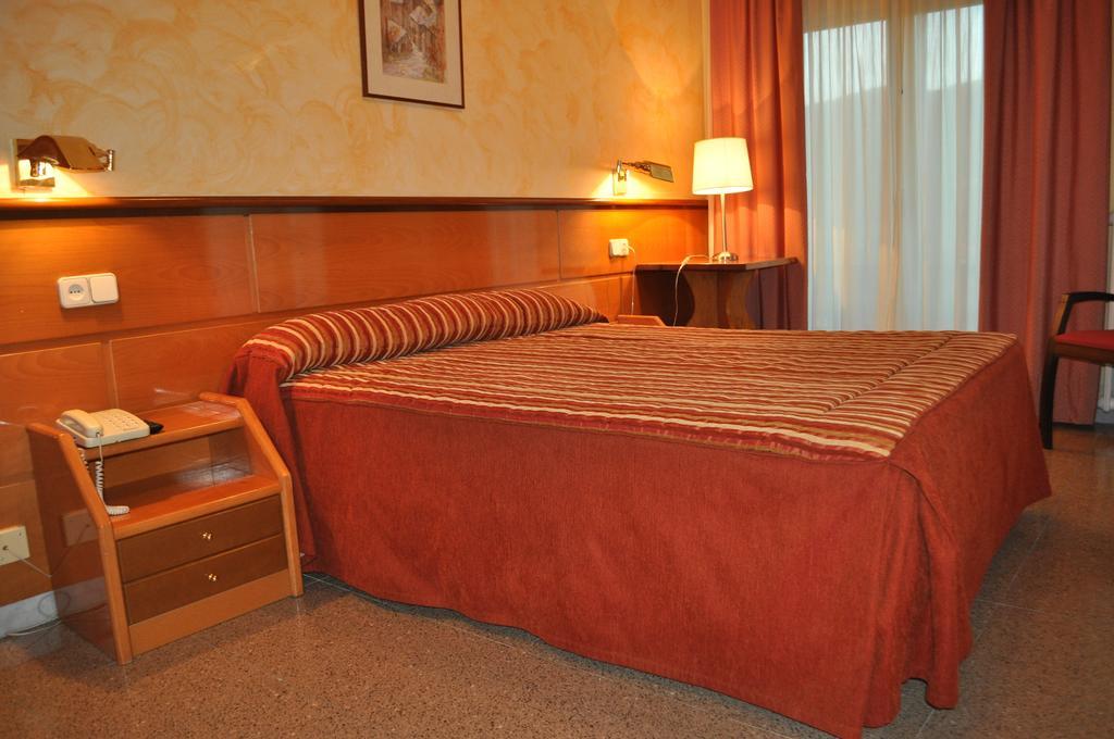 Hotel Sole Pobla de Segur Quarto foto